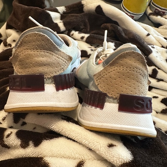 Sorel Kinetic Lite Lace Sneakers in:Sandy Tan w pink and burgundy accents - Picture 4 of 9